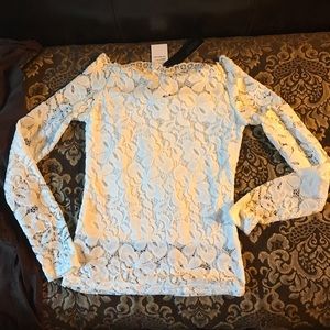 Beautiful lace top scalloped neck w off shoulder option. W lining. Fit XS/S